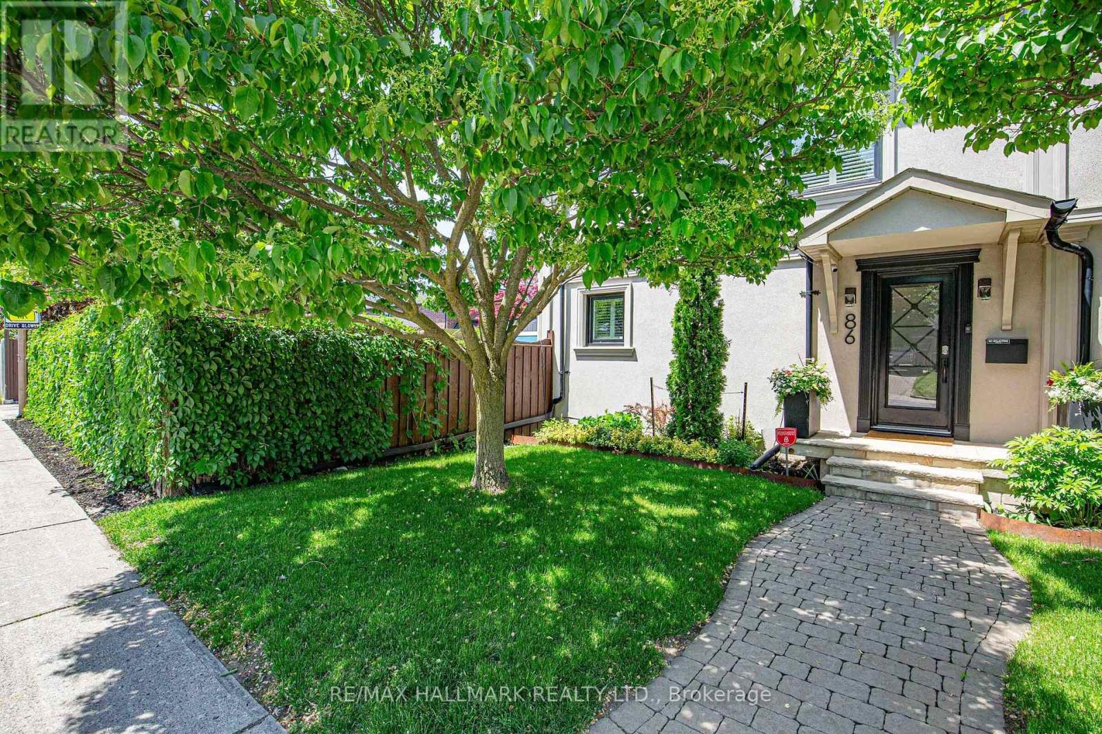 <div class="slider-price">$1,689,000</div><p>86 Binswood Avenue, Toronto, Ontario</p>