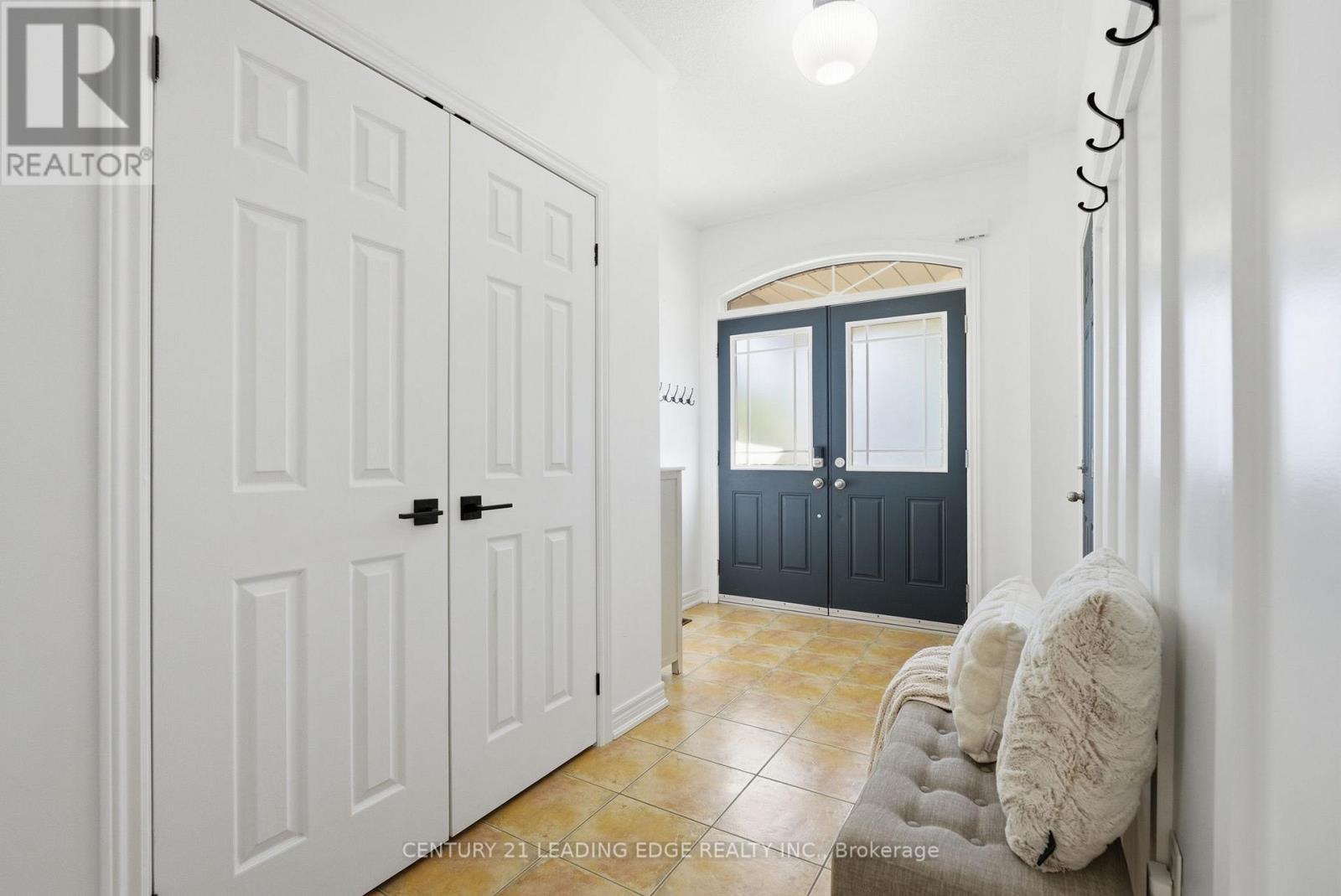1910 Calvington Drive, Pickering, Ontario  L1V 0B3 - Photo 4 - E13233310