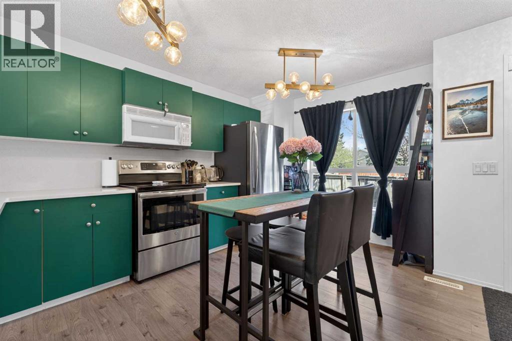 32 Erin Woods Court Se, Calgary, Alberta  T2B 3V6 - Photo 13 - A2308342