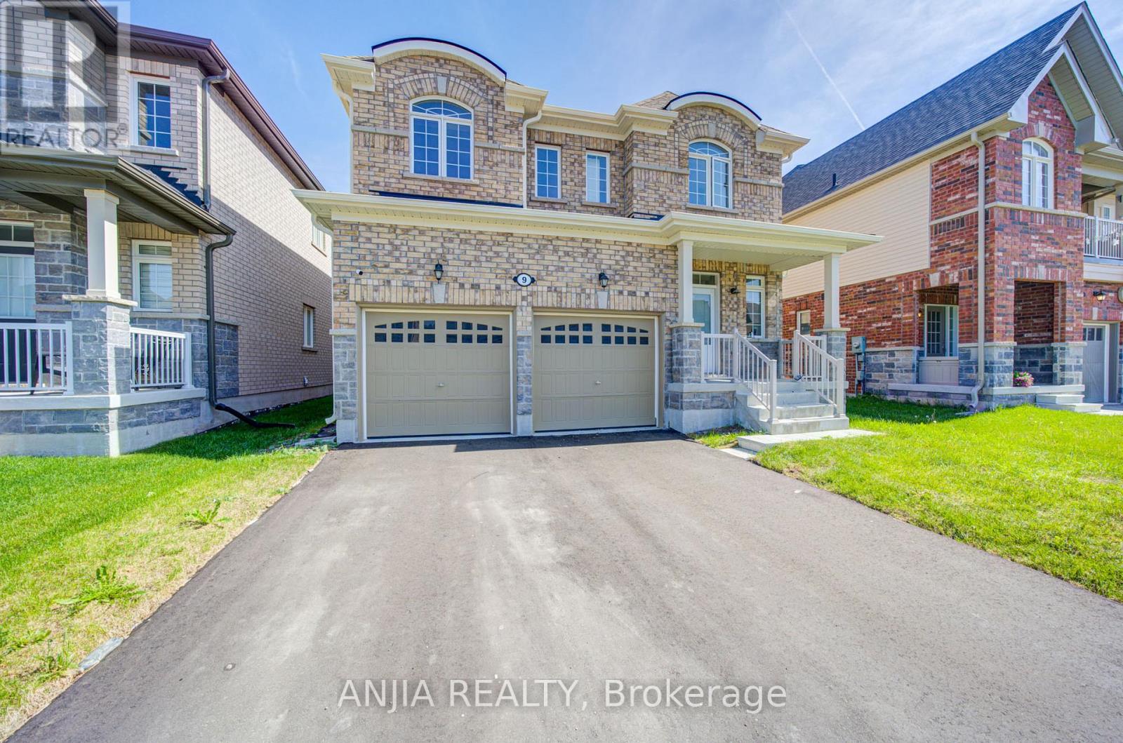 9 Cliff Thompson Court, Georgina, Ontario  L0E 1R0 - Photo 2 - N13233356