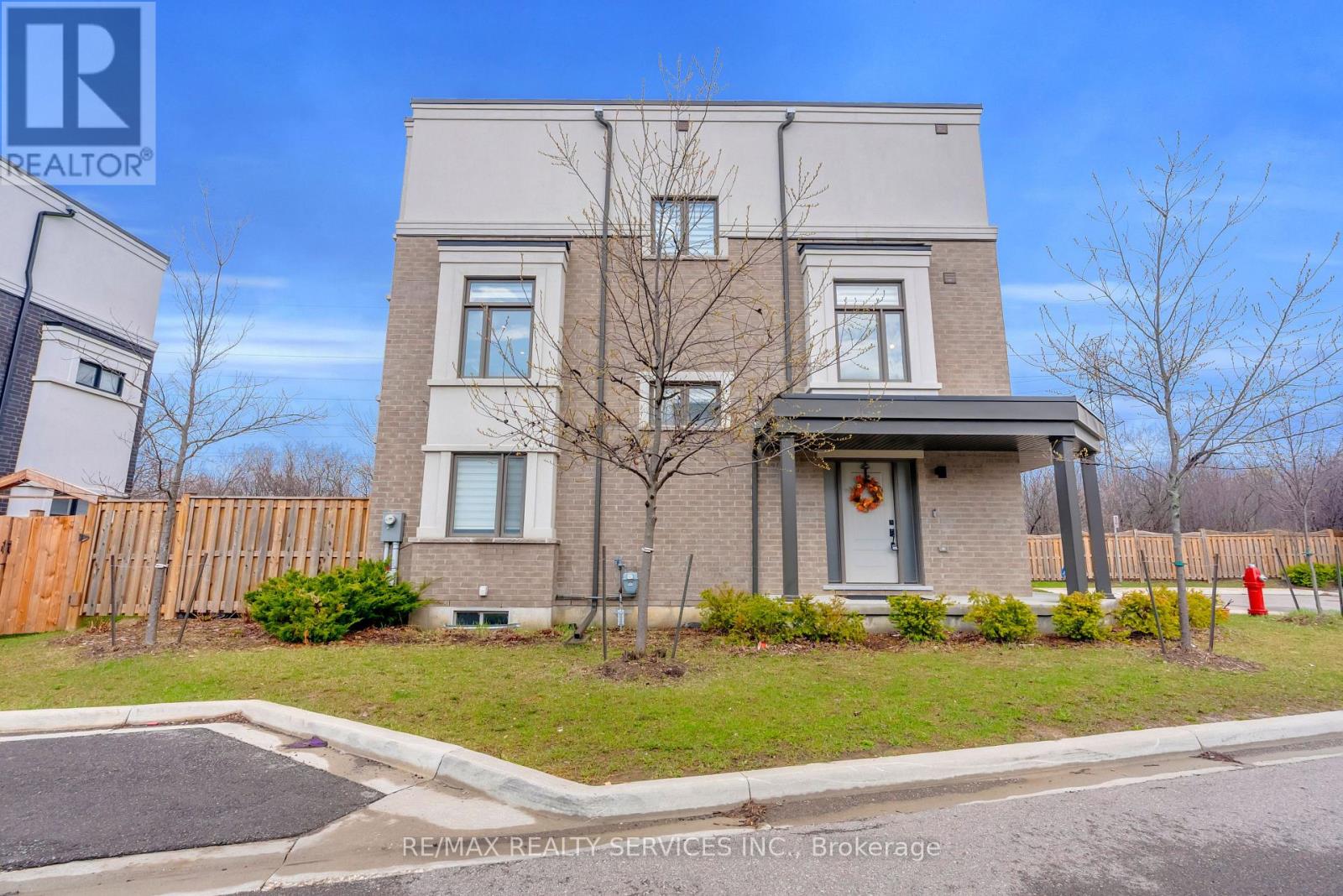 1801 Mitoff Place, Mississauga, Ontario  L4W 0E8 - Photo 3 - W13233362