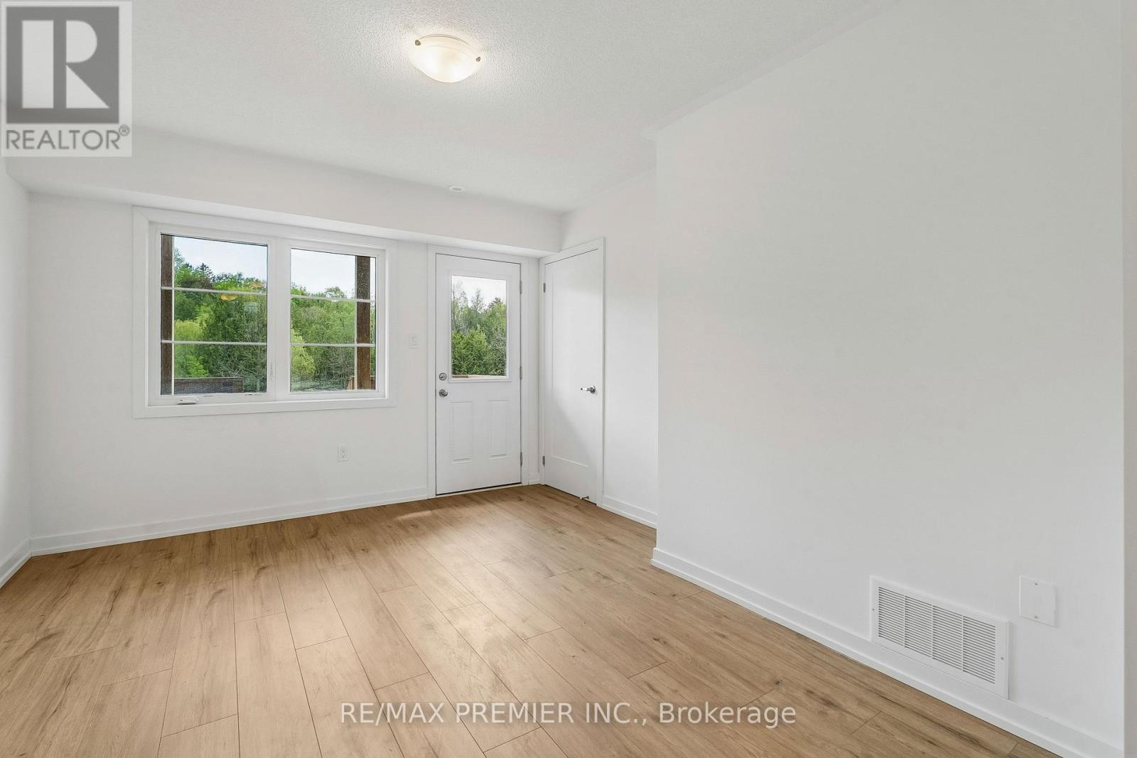 94 Lyall Stokes Circle, East Gwillimbury, Ontario  L0G 1M0 - Photo 10 - N13233544