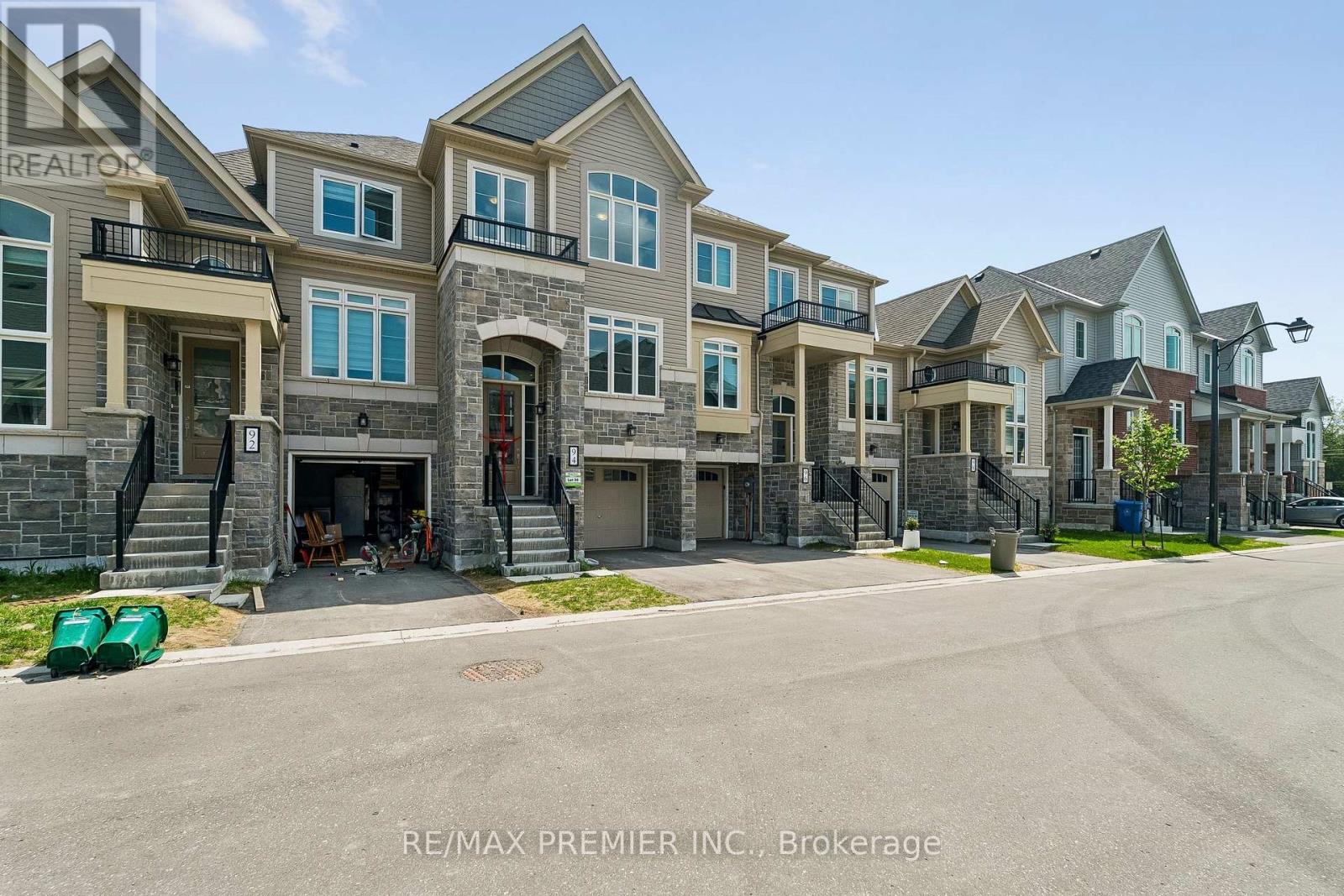 94 Lyall Stokes Circle, East Gwillimbury, Ontario  L0G 1M0 - Photo 2 - N13233544