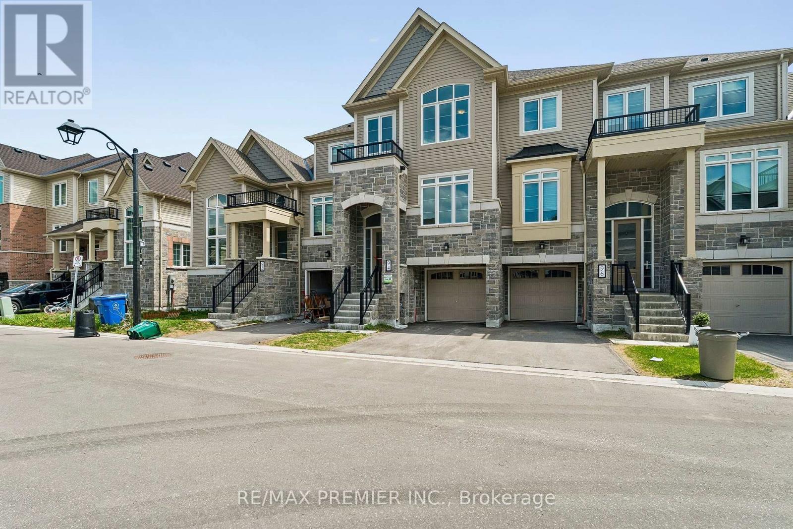 94 Lyall Stokes Circle, East Gwillimbury, Ontario  L0G 1M0 - Photo 3 - N13233544