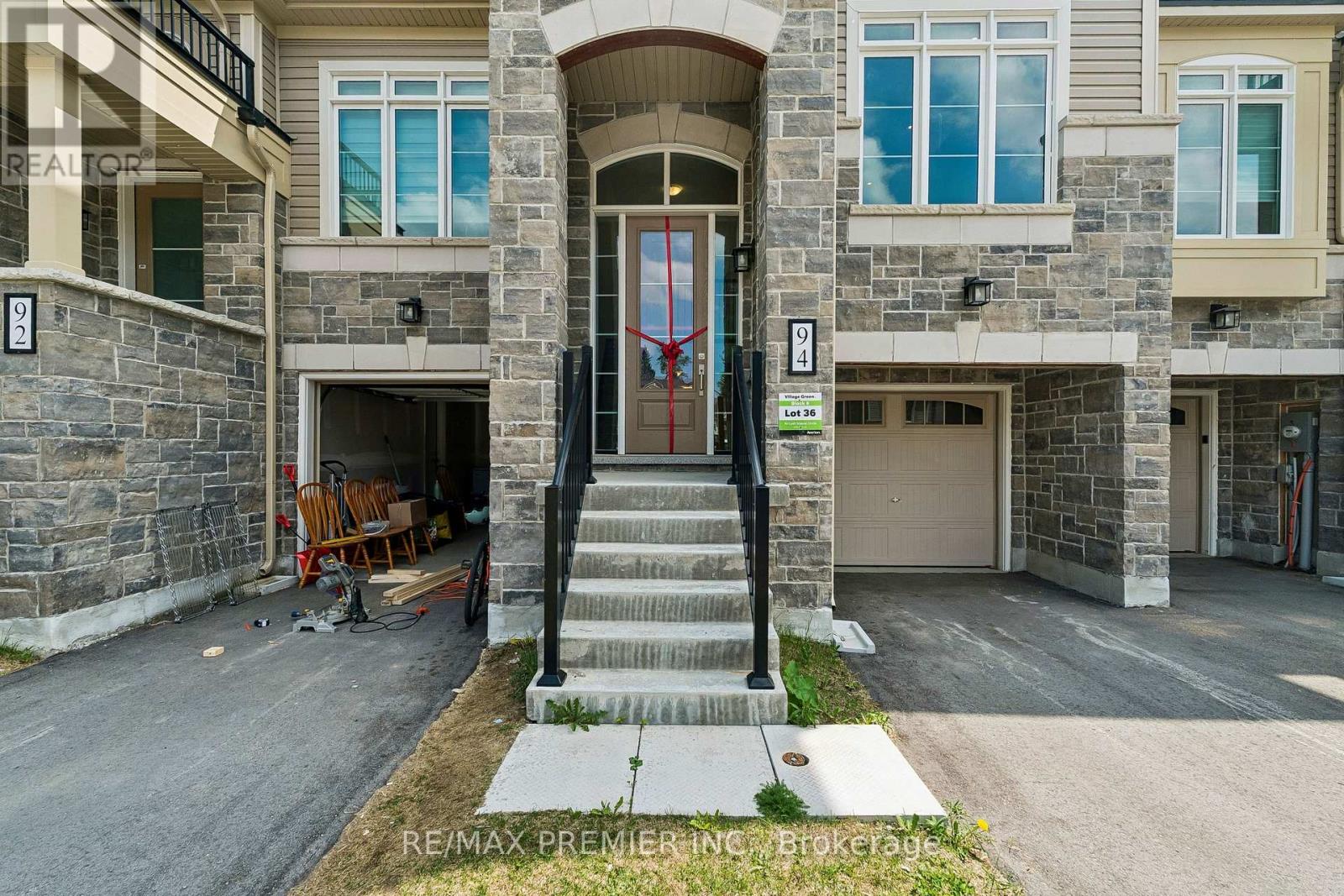 94 Lyall Stokes Circle, East Gwillimbury, Ontario  L0G 1M0 - Photo 4 - N13233544