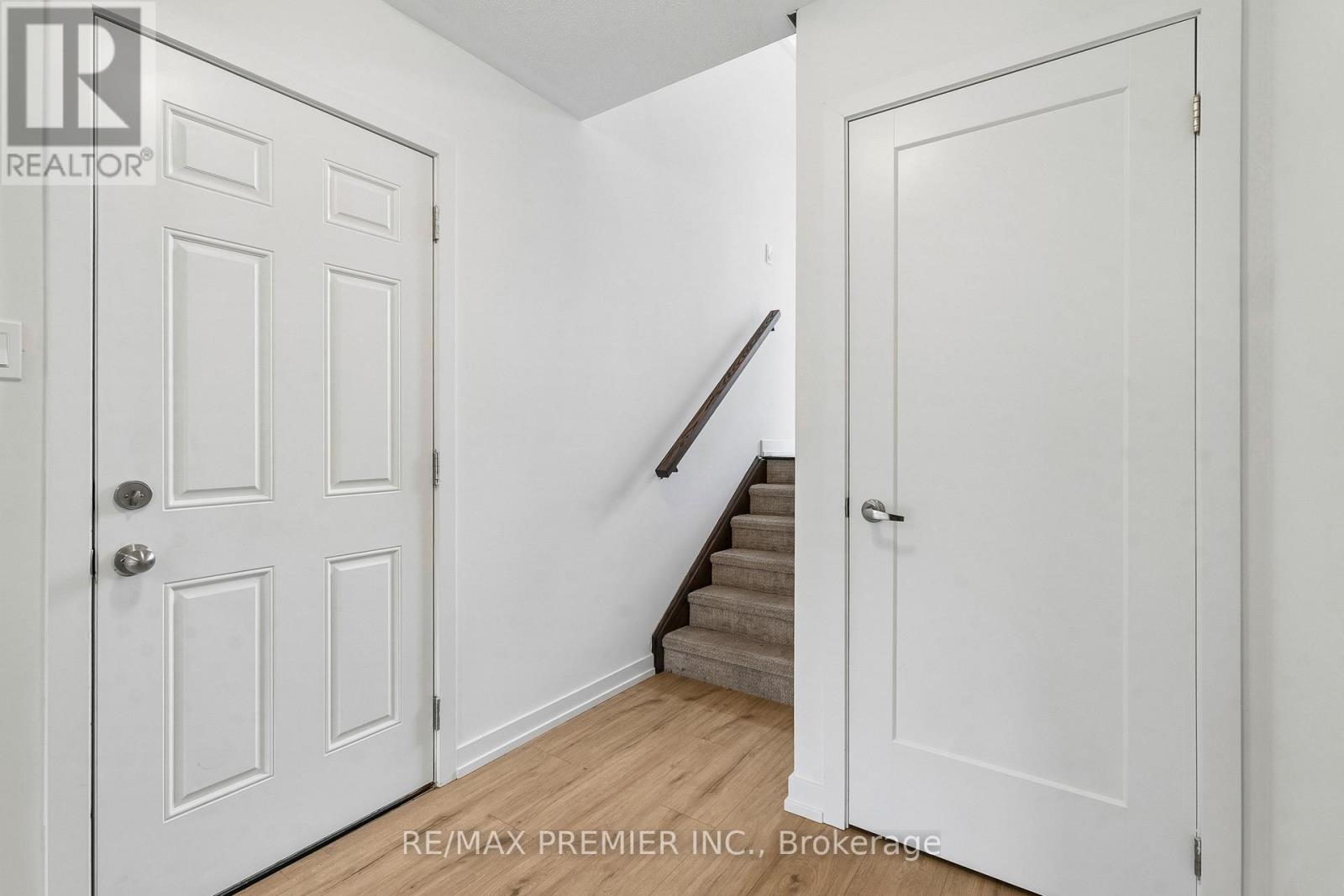 94 Lyall Stokes Circle, East Gwillimbury, Ontario  L0G 1M0 - Photo 5 - N13233544