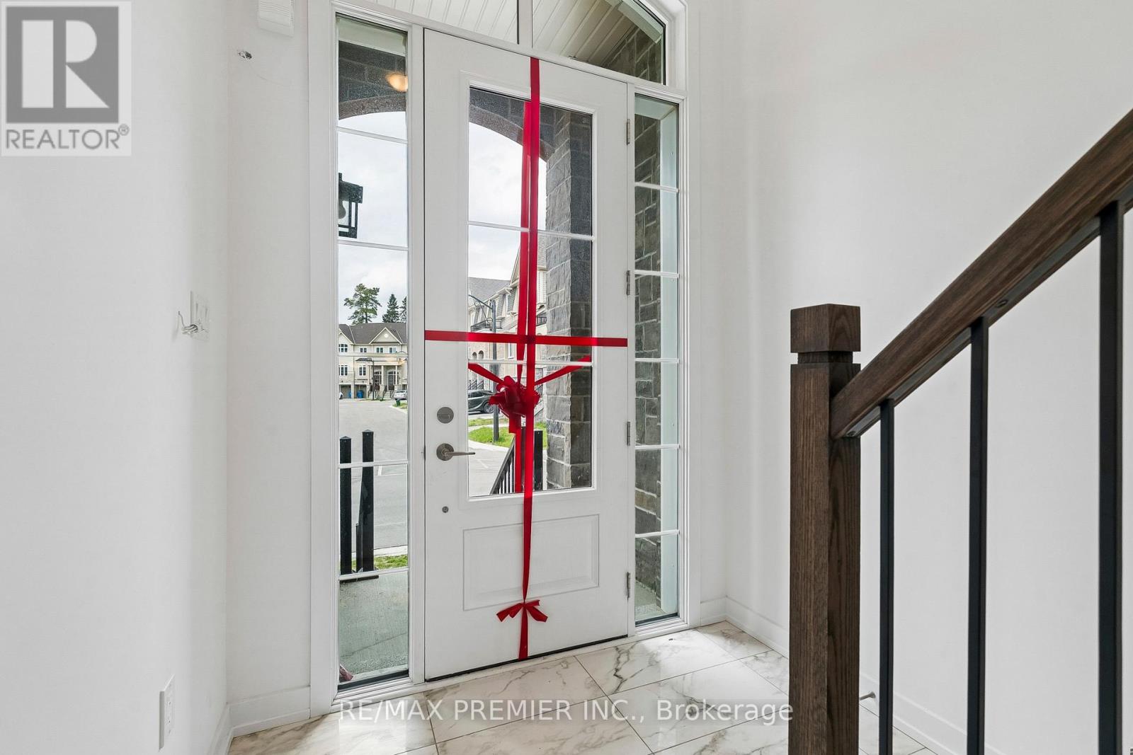 94 Lyall Stokes Circle, East Gwillimbury, Ontario  L0G 1M0 - Photo 6 - N13233544