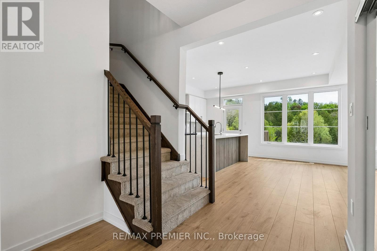 94 Lyall Stokes Circle, East Gwillimbury, Ontario  L0G 1M0 - Photo 9 - N13233544