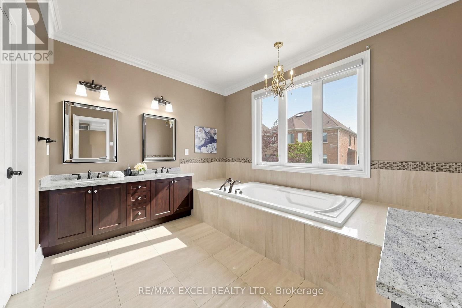 10 Royal West Road, Markham, Ontario  L6C 0L4 - Photo 33 - N13233658