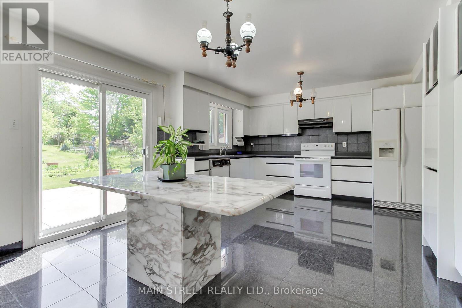 223 Burns Boulevard, King, Ontario  L7B 1C8 - Photo 5 - N13233876