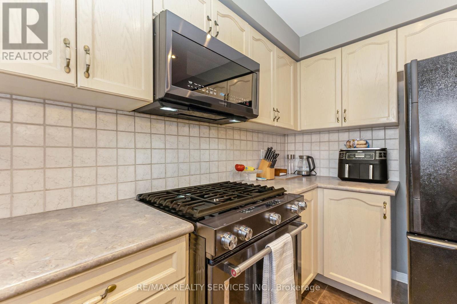 295 Queen Mary Drive, Brampton, Ontario  L7A 3R1 - Photo 19 - W13233558
