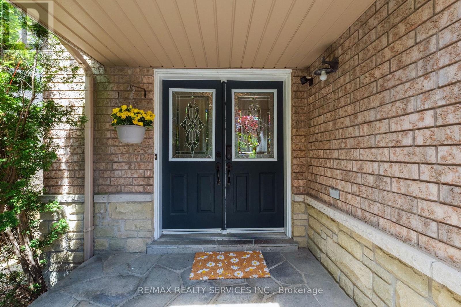 295 Queen Mary Drive, Brampton, Ontario  L7A 3R1 - Photo 3 - W13233558