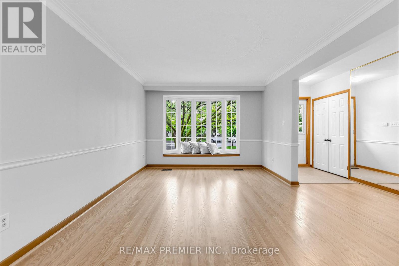 21 Halbadier Place, Toronto, Ontario  M9B 2H4 - Photo 11 - W13233754