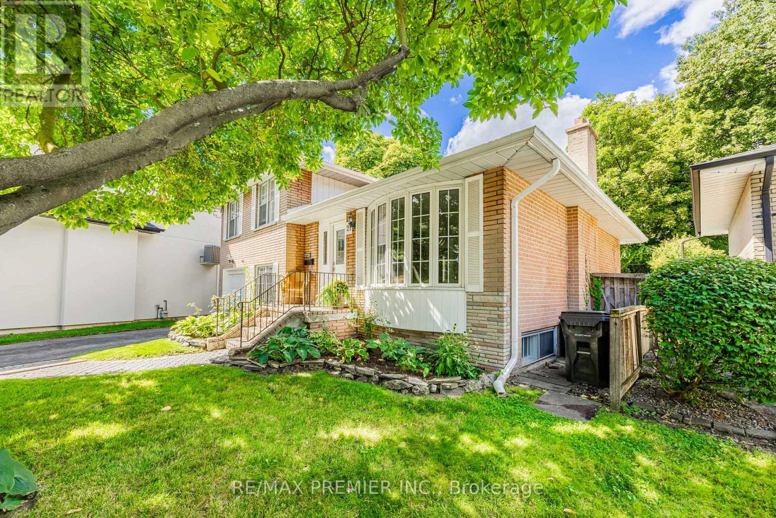 21 Halbadier Place, Toronto, Ontario  M9B 2H4 - Photo 5 - W13233754