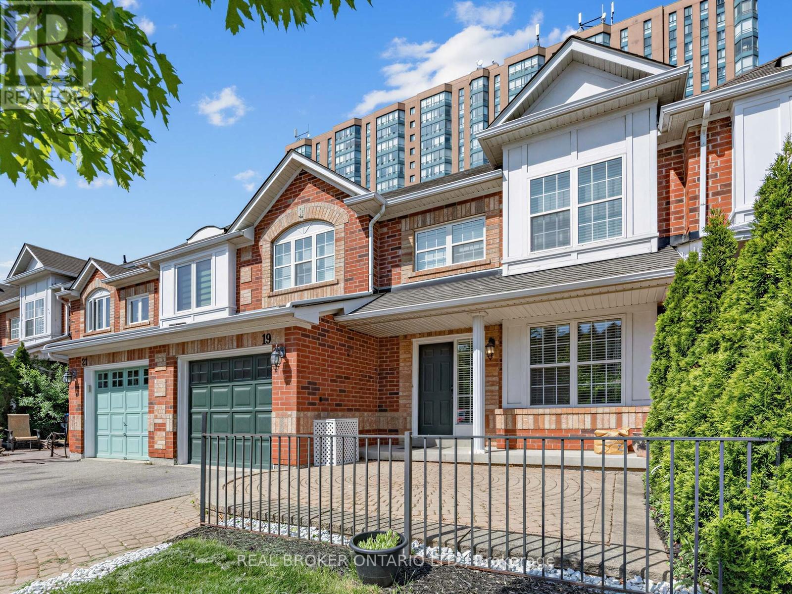 19 - 199 Hillcrest Avenue, Mississauga, Ontario  L5B 4L5 - Photo 2 - W13233864