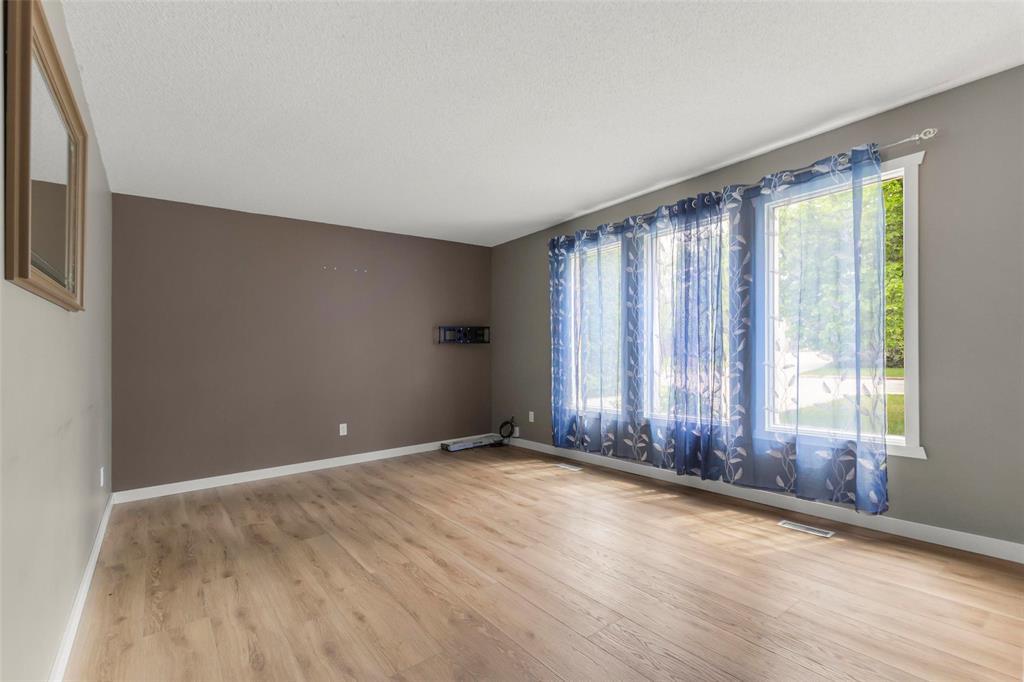 159 Third Avenue N, Blumenort, Manitoba  R0A 0C0 - Photo 11 - 202612469