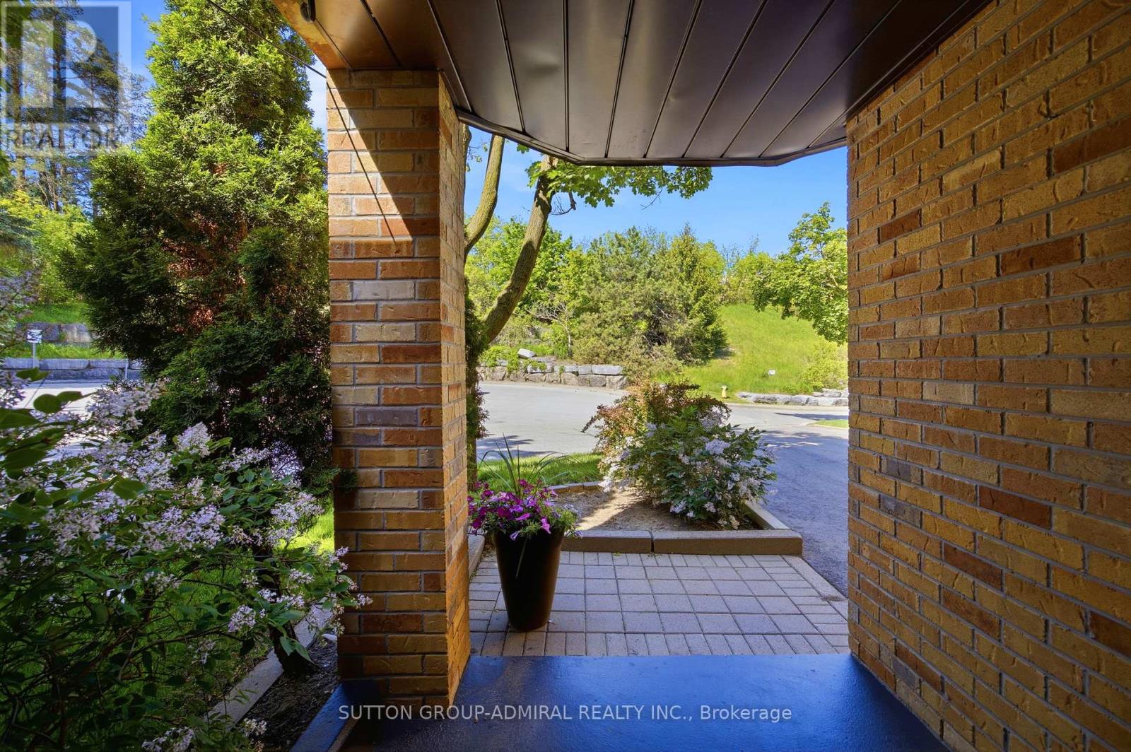 37 Old Firehall Lane, Vaughan, Ontario  L4L 8W3 - Photo 2 - N13233954
