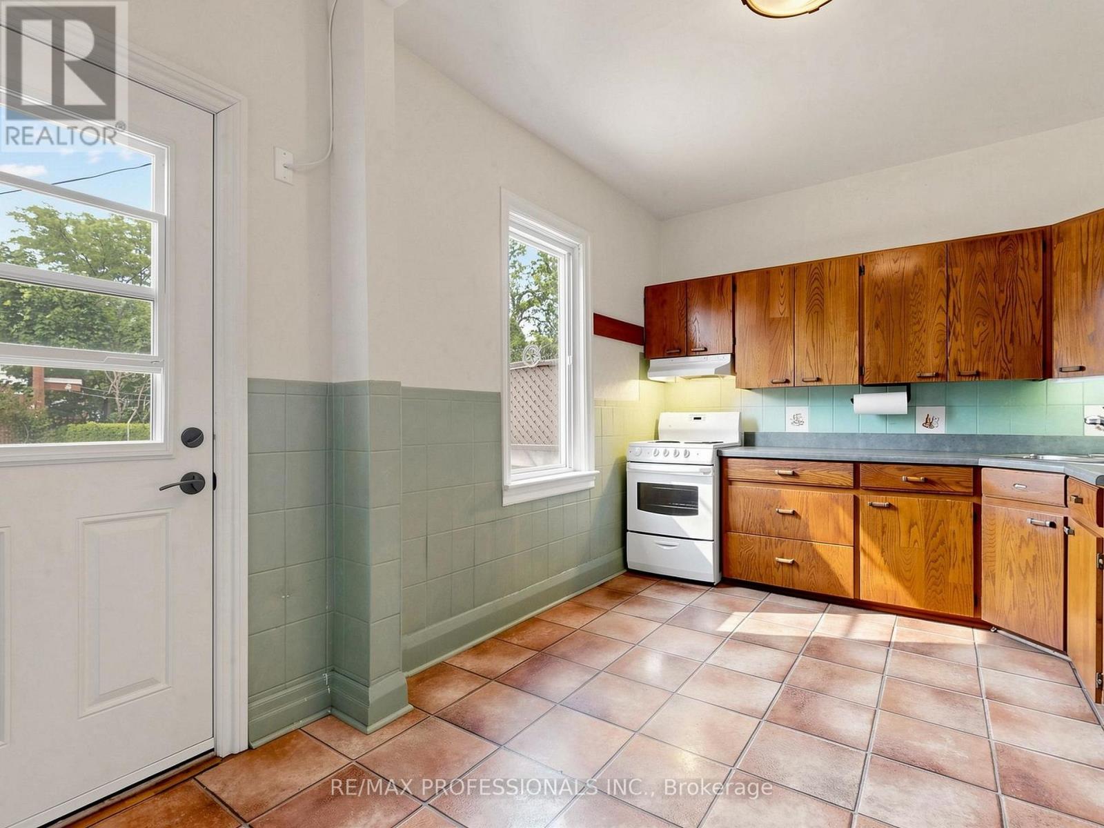 14 Bradley Avenue, Toronto, Ontario  M6S 2N1 - Photo 13 - W13233928