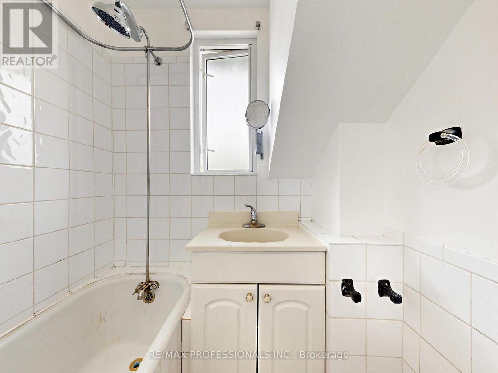 14 Bradley Avenue, Toronto, Ontario  M6S 2N1 - Photo 16 - W13233928