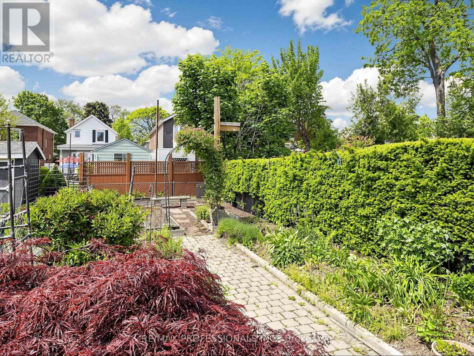 14 Bradley Avenue, Toronto, Ontario  M6S 2N1 - Photo 32 - W13233928