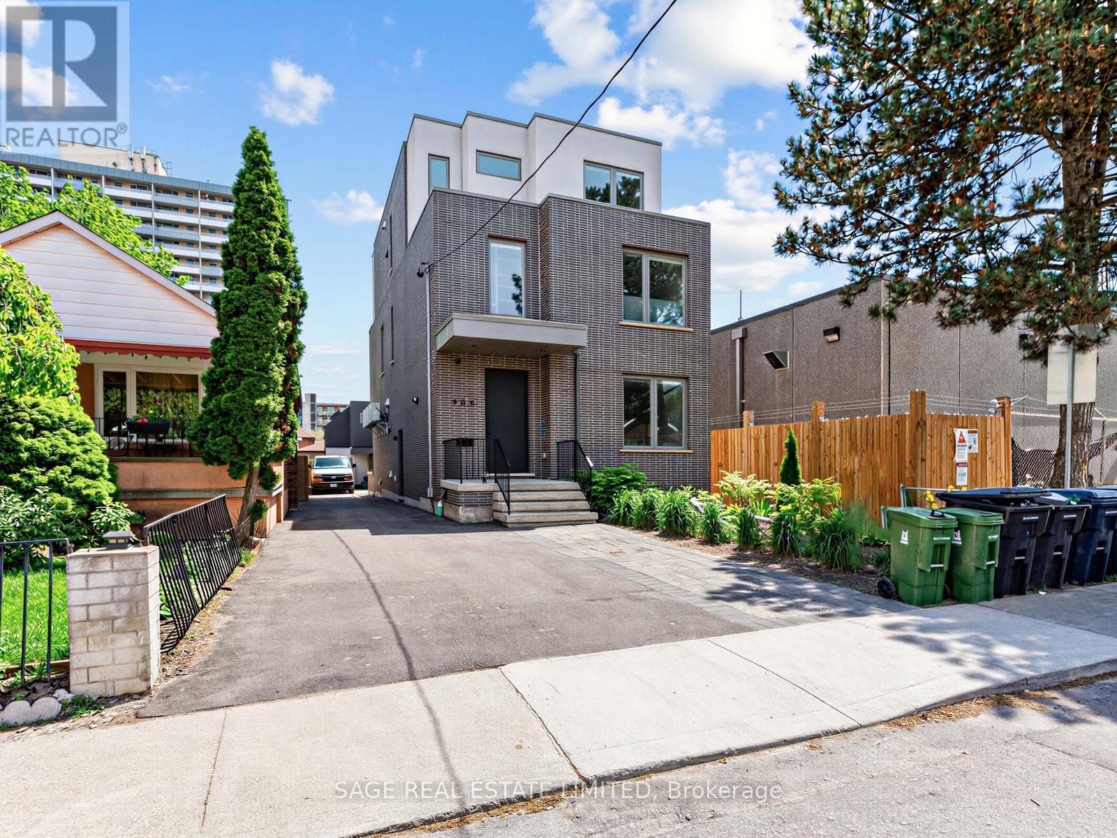 1 - 909 CASTLEFIELD AVENUE, Toronto, Ontario