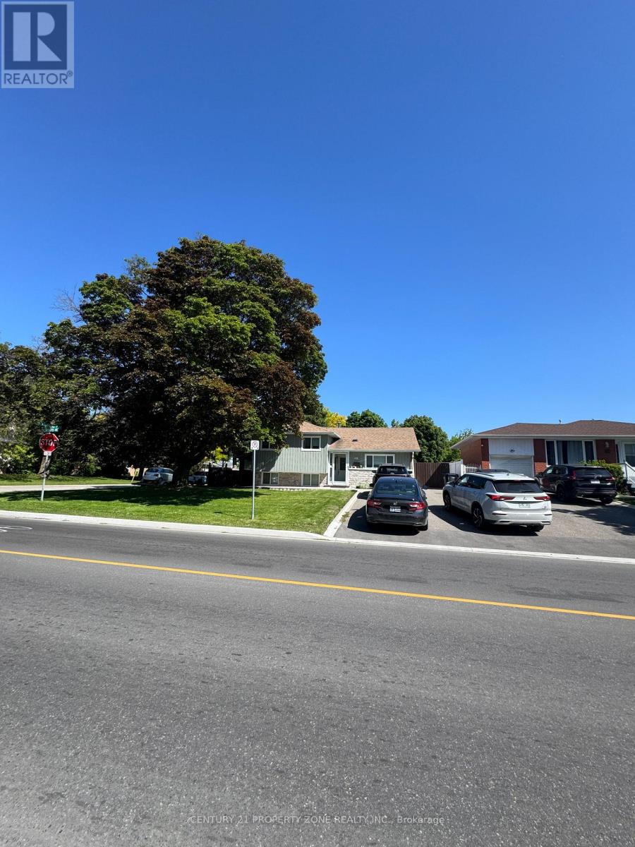 33 Flowertown Avenue, Brampton, Ontario  L6X 2K4 - Photo 3 - W13234030