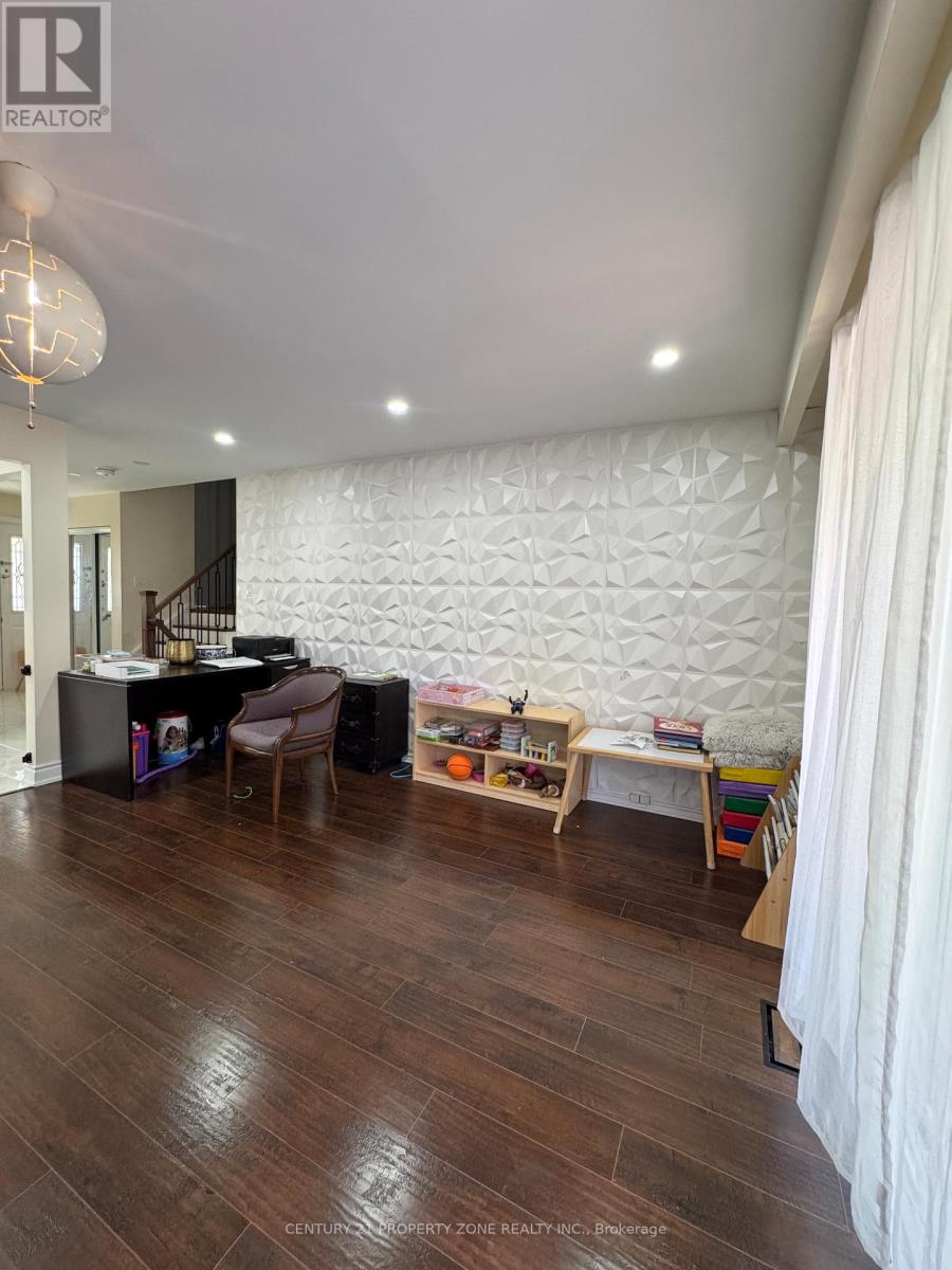 33 Flowertown Avenue, Brampton, Ontario  L6X 2K4 - Photo 5 - W13234030