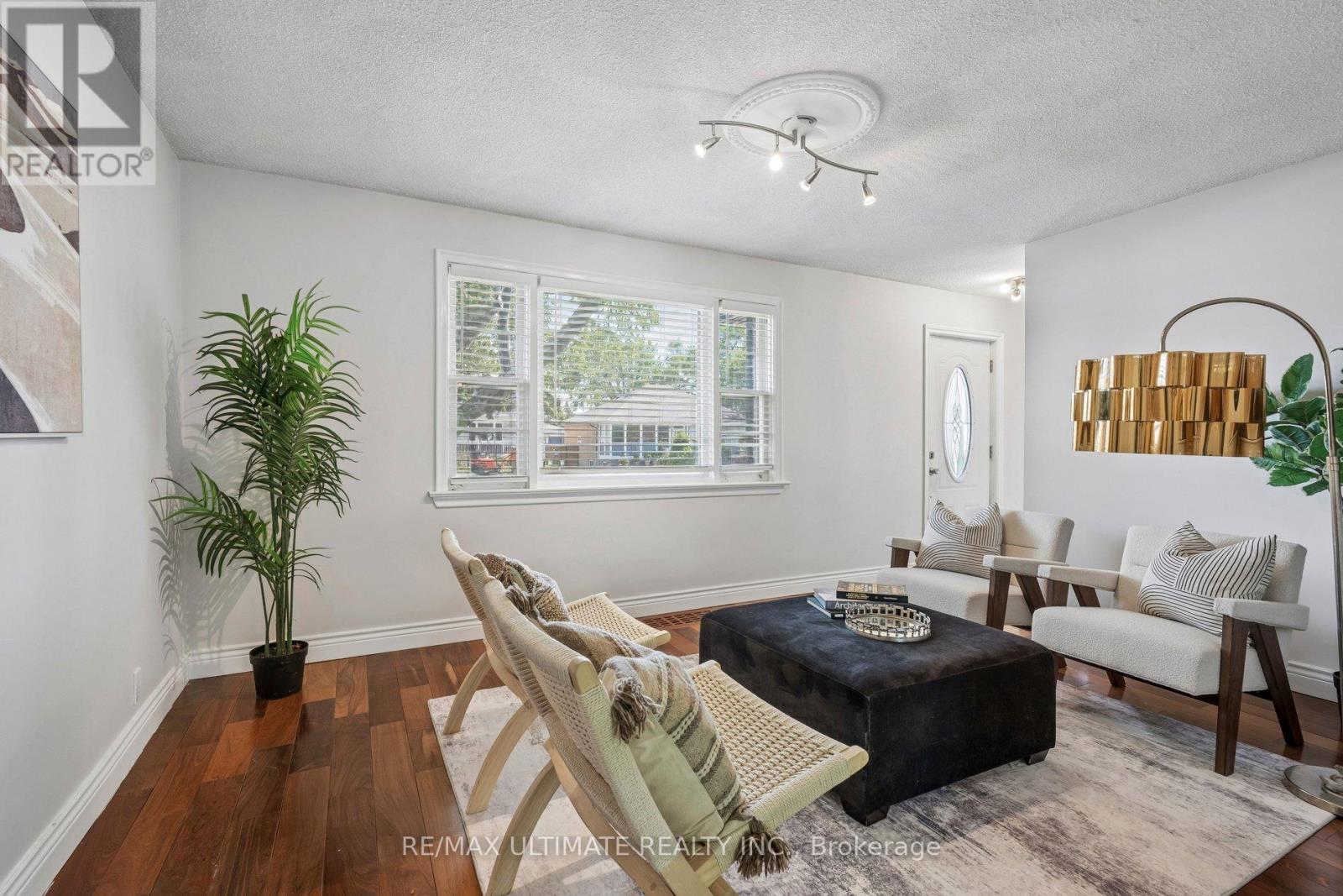 Main - 34 Compton Crescent, Toronto, Ontario  M3M 2C2 - Photo 7 - W13234076