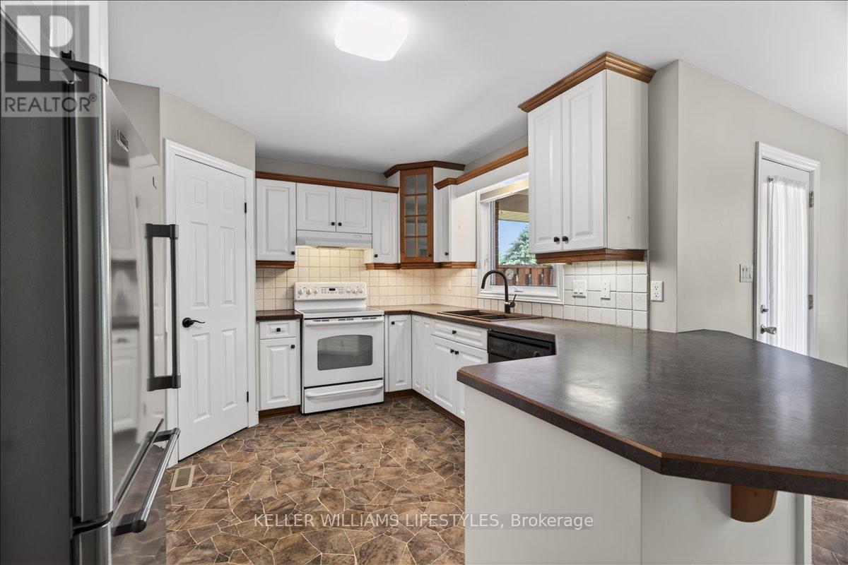 49 Ann Street, Lambton Shores, Ontario  N0M 1B0 - Photo 12 - X13234338
