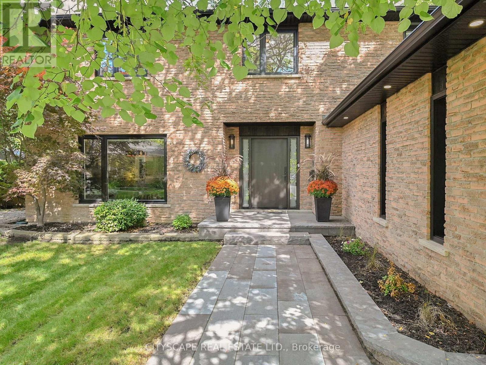 2585 Kenna Court, Mississauga, Ontario  L5K 2K4 - Photo 4 - W13233960