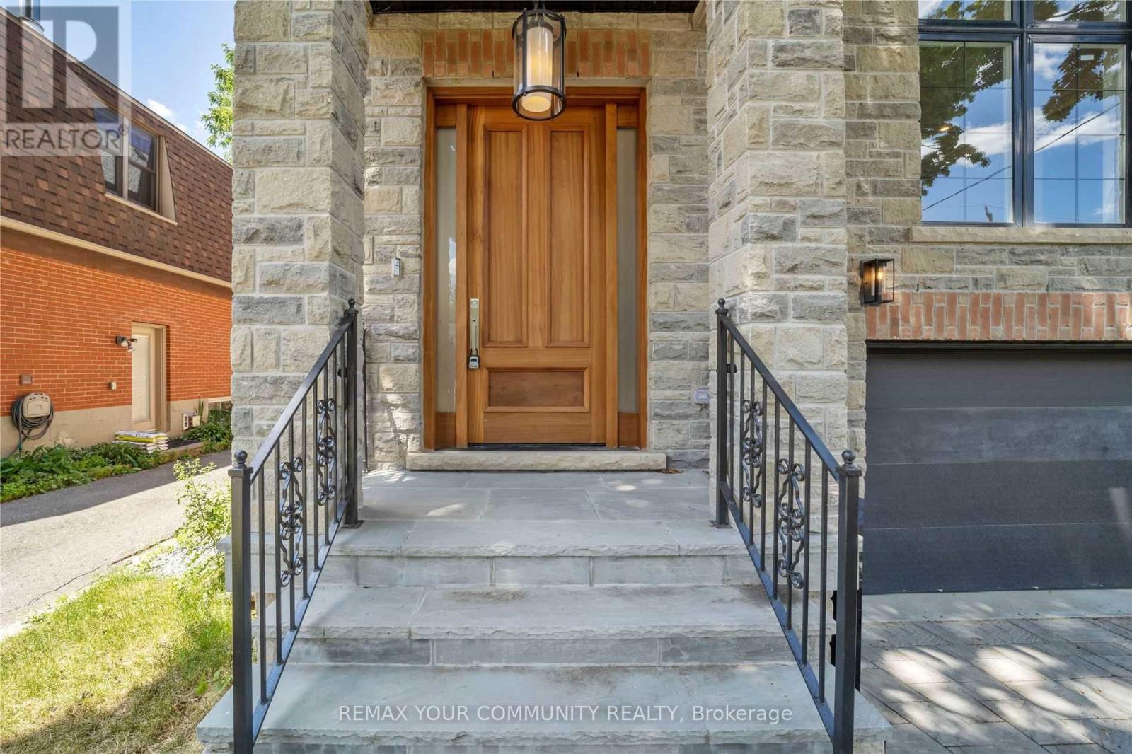 116 Park Home Avenue, Toronto, Ontario  M2N 1W8 - Photo 2 - C13234388