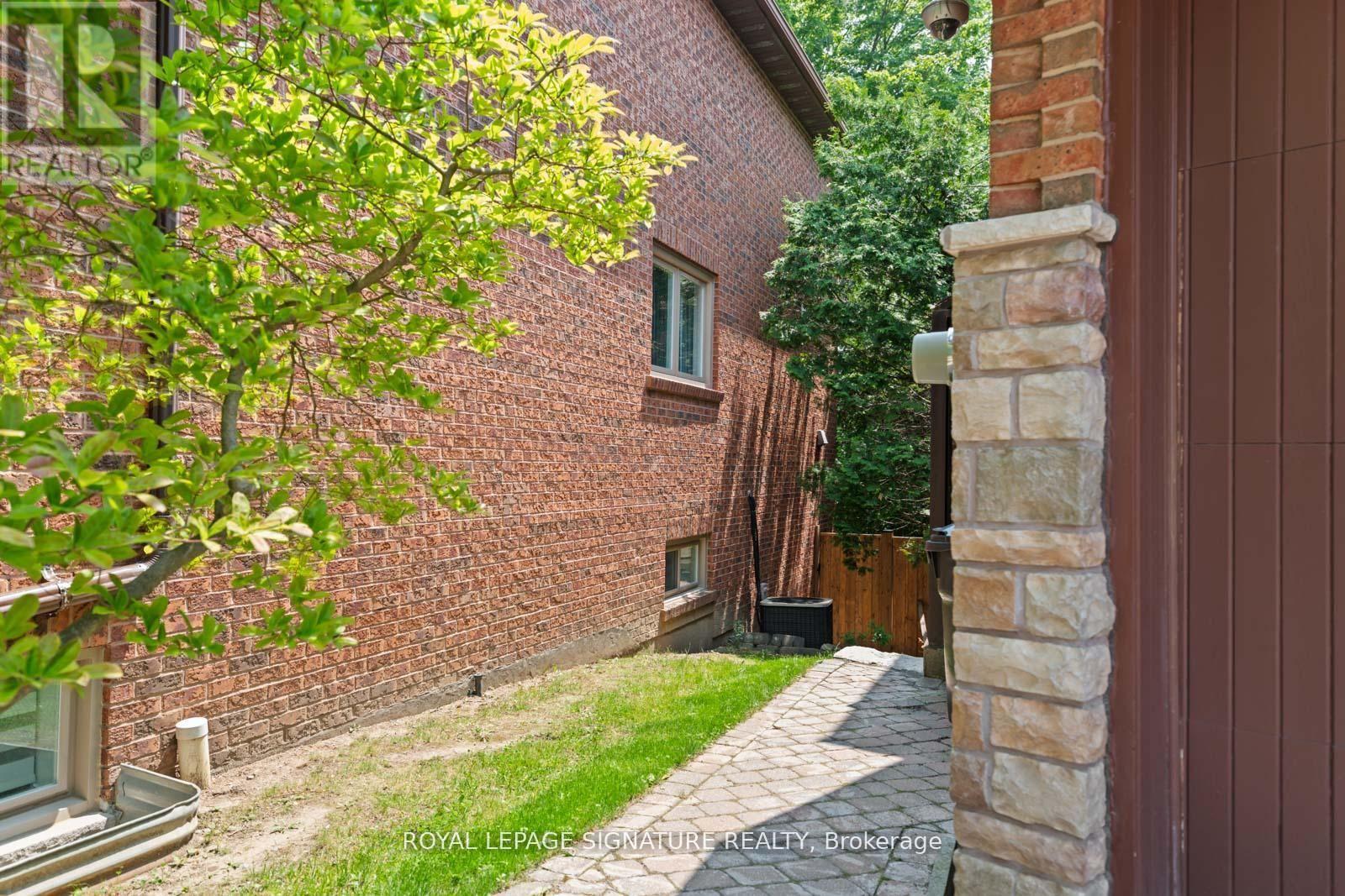 23 Brandy Court, Toronto, Ontario  M3B 3C6 - Photo 2 - C13234506