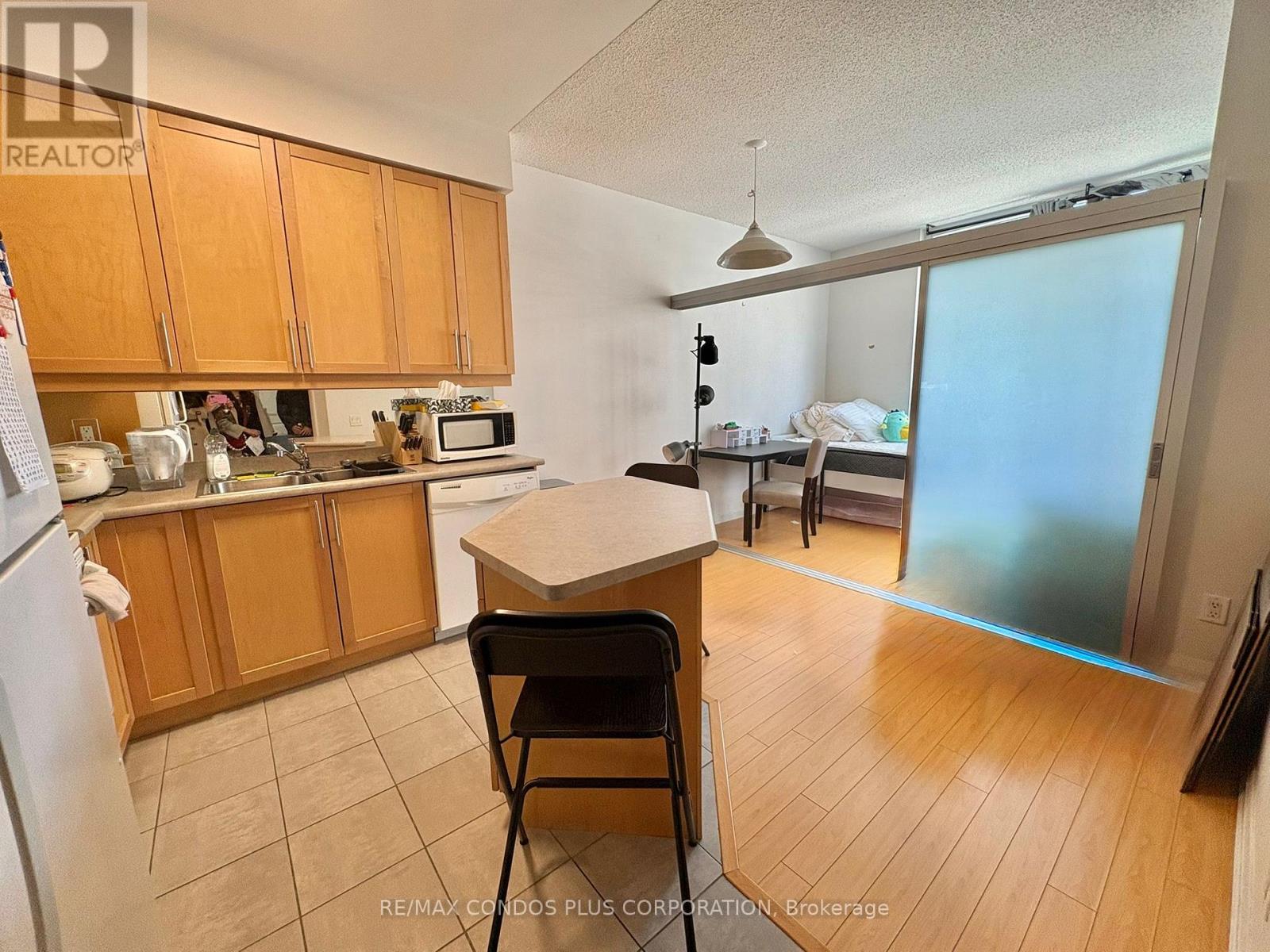 1005 - 1121 Bay Street, Toronto, Ontario  M5S 3L9 - Photo 2 - C13234526