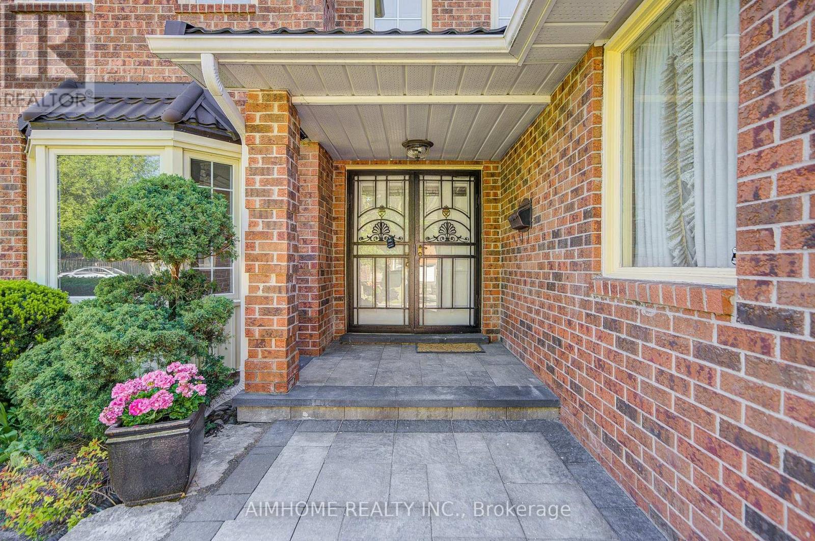 21 Calthorpe Avenue, Toronto, Ontario  M1C 3S3 - Photo 2 - E13234354