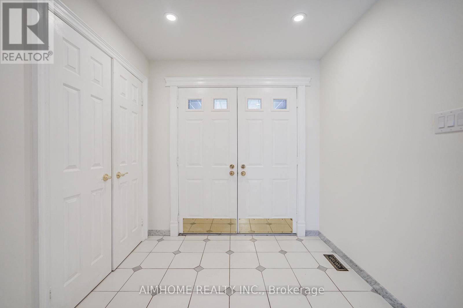 21 Calthorpe Avenue, Toronto, Ontario  M1C 3S3 - Photo 3 - E13234354