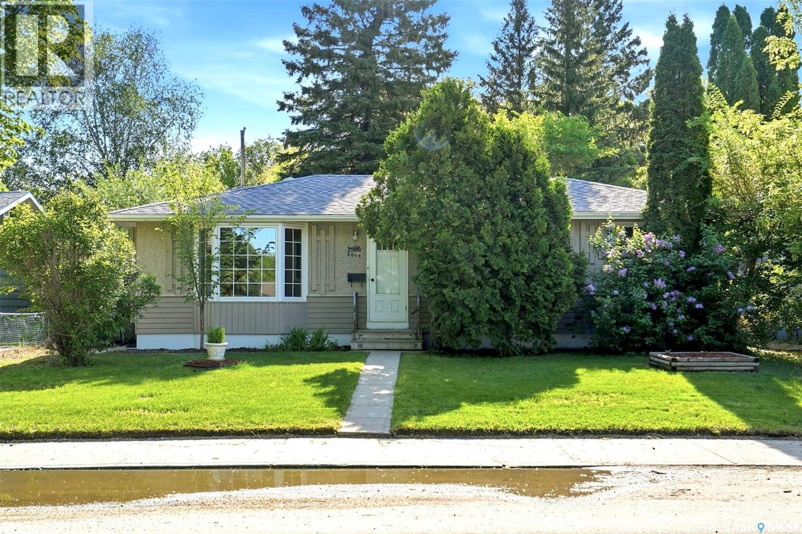 2019 Louise Avenue, Saskatoon, Saskatchewan  S7J 2C1 - Photo 1 - SK037882
