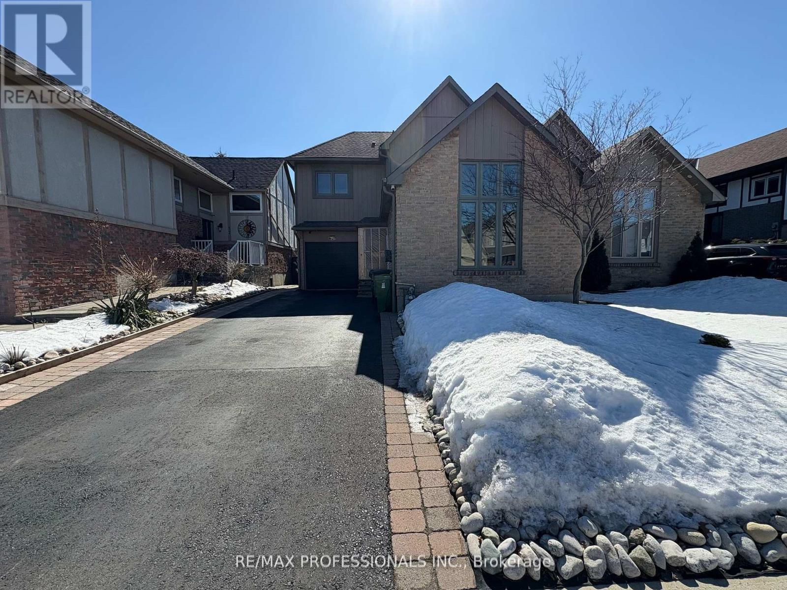 Lower - 19 Elmbrook Crescent, Toronto, Ontario  M9C 5B2 - Photo 2 - W13234344