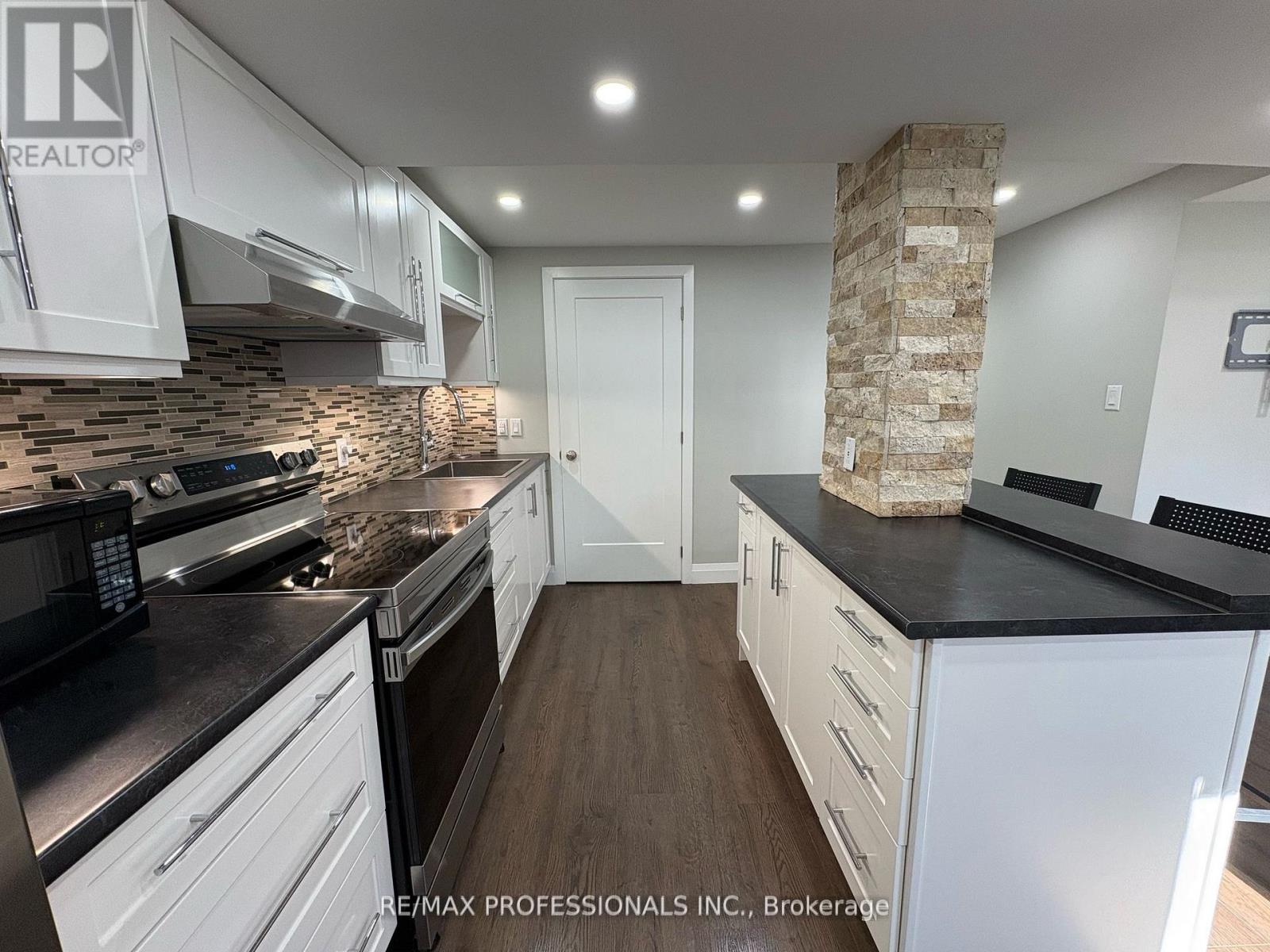 Lower - 19 Elmbrook Crescent, Toronto, Ontario  M9C 5B2 - Photo 4 - W13234344