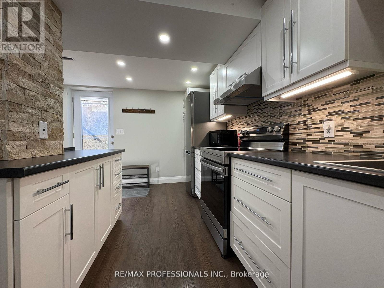 Lower - 19 Elmbrook Crescent, Toronto, Ontario  M9C 5B2 - Photo 5 - W13234344