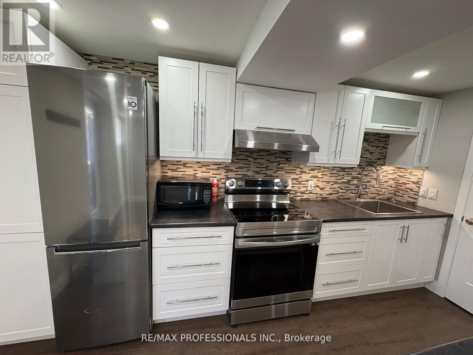Lower - 19 Elmbrook Crescent, Toronto, Ontario  M9C 5B2 - Photo 6 - W13234344