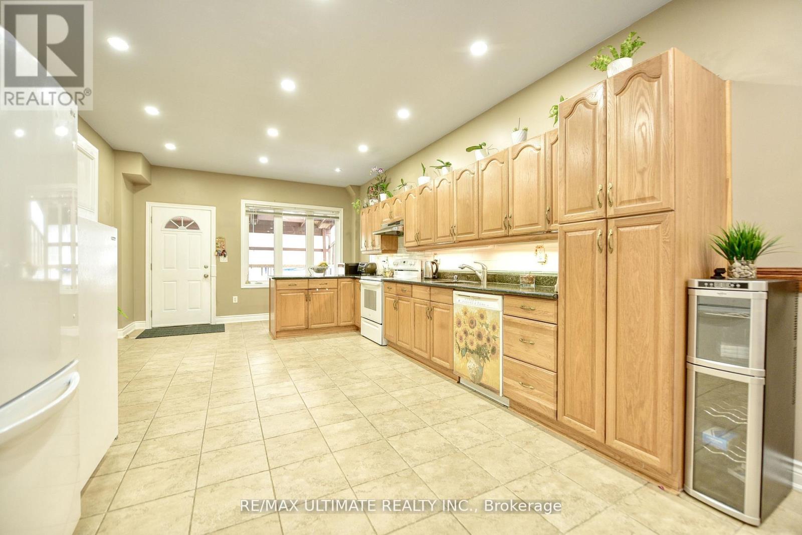 227 Earlscourt Avenue, Toronto, Ontario  M6E 4B4 - Photo 5 - W13234510