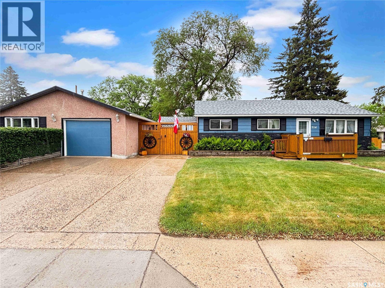 714 S Avenue N, Saskatoon, Saskatchewan  S7L 3A3 - Photo 1 - SK038098