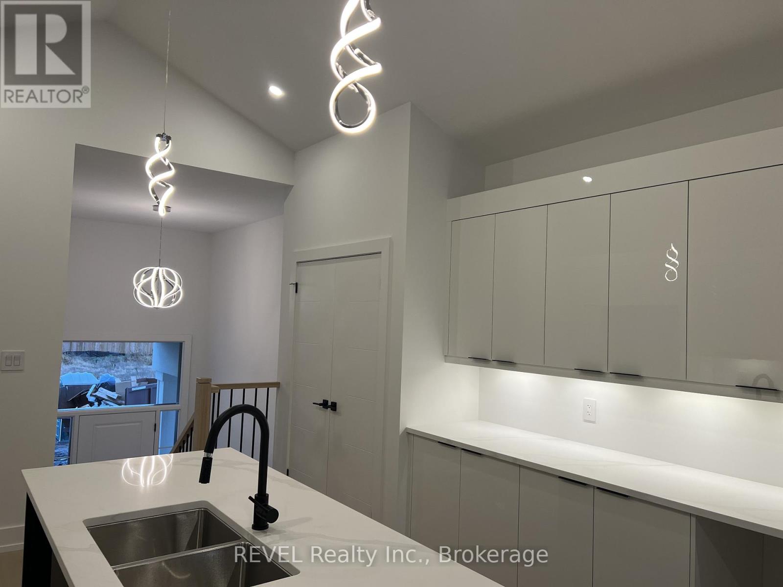 Upper - 6129 Curlin Crescent, Niagara Falls, Ontario  L2H 3W8 - Photo 6 - X13234640