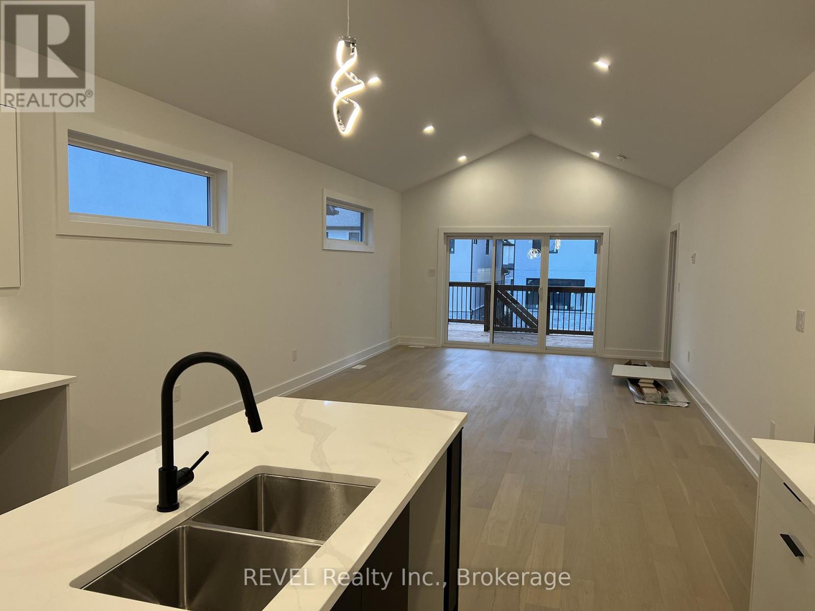 Upper - 6129 Curlin Crescent, Niagara Falls, Ontario  L2H 3W8 - Photo 7 - X13234640