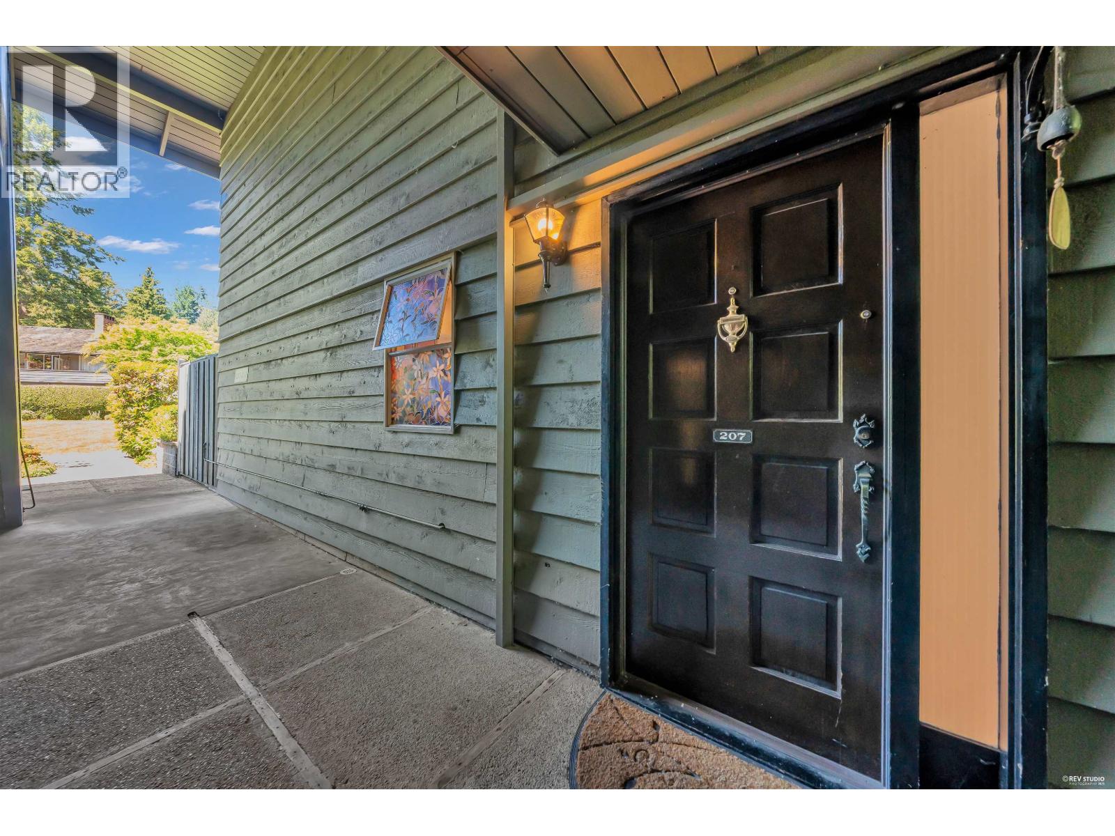 207 235 Keith Road, West Vancouver, British Columbia  V7T 1L5 - Photo 2 - R3131545
