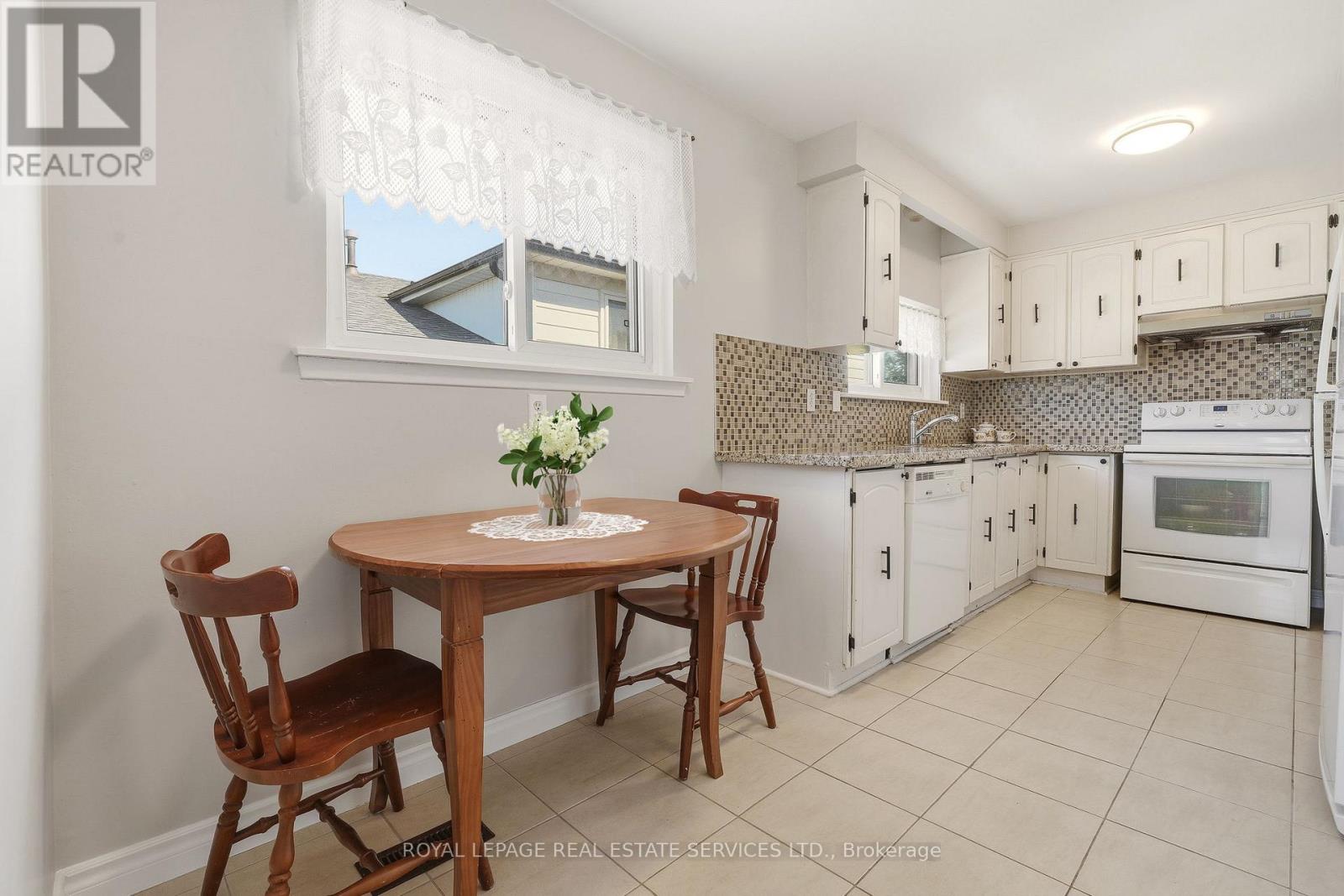 3454 Oakglade Crescent, Mississauga, Ontario  L5C 1X5 - Photo 7 - W13234572