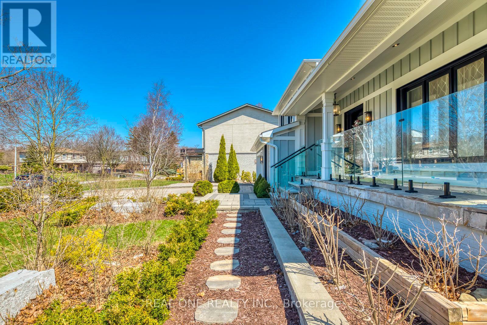 1224 Willowbrook Drive, Oakville, Ontario  L6L 2K1 - Photo 3 - W13234650