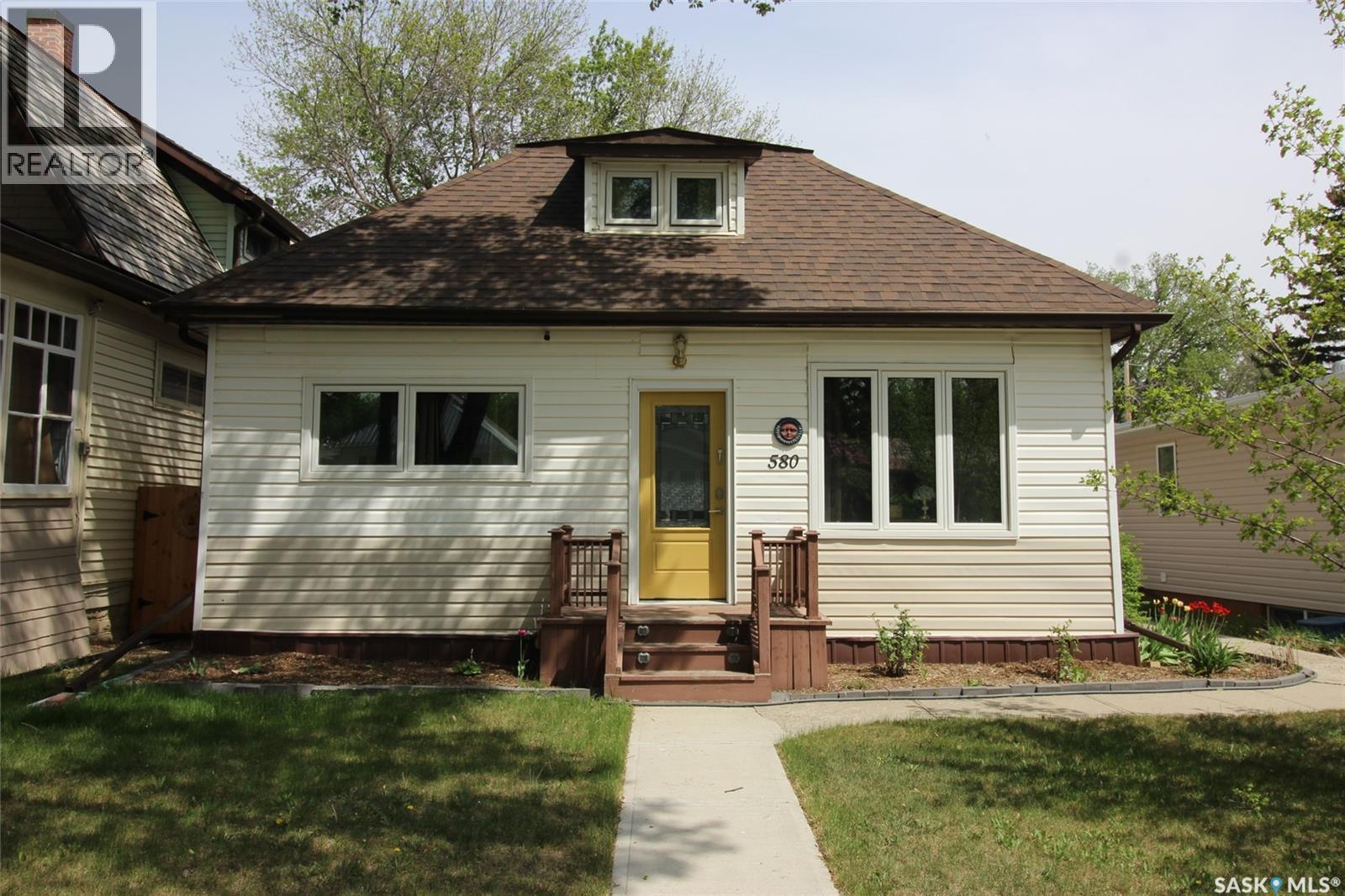 580 1st Street E, Shaunavon, Saskatchewan  S0N 2M0 - Photo 1 - SK038113