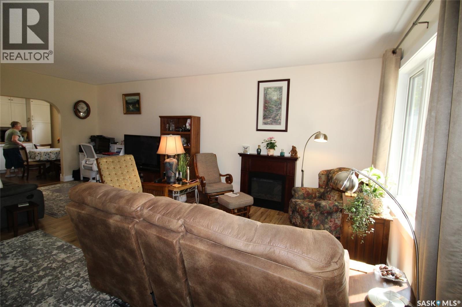 580 1st Street E, Shaunavon, Saskatchewan  S0N 2M0 - Photo 3 - SK038113