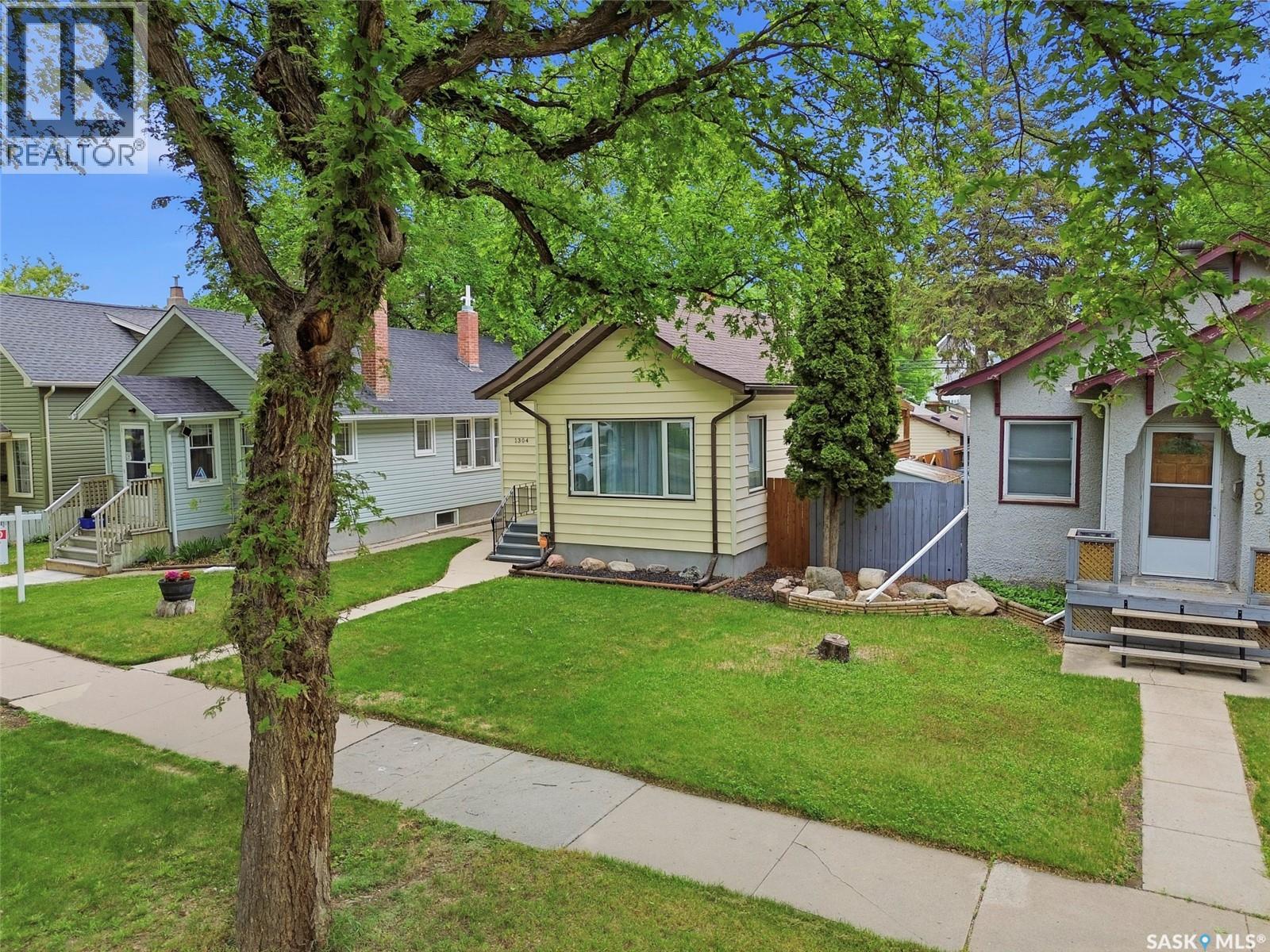 1304 C Avenue N, Saskatoon, Saskatchewan  S7L 1K8 - Photo 1 - SK038101